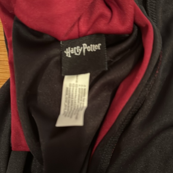 Harry Potter Gryffindor long robe with long sleeves.Black with red hooded inside - Picture 4 of 4